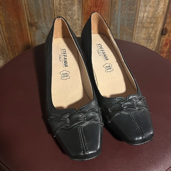 NWOB. Black leather heels - Picture 1 of 6